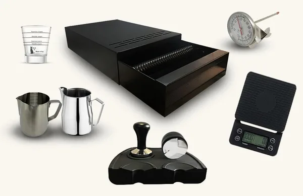 Horecamark Barista PRO SET  Profesyonel Barista Hazırlık Ekipman Seti Posa Çekmecesi Hassas Terazi Düzleştirici Tamper Pitcher 500 ml Pitcher Horecamark Ölçekli Süt Potu Paslanmaz Çelik  600 ml Termometre Ölçüm Bardağı Tamper Matı