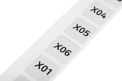 210-854 28x28 mm polyester, kalıcı yapışkanlı, 500 adet/rulo Gümüş