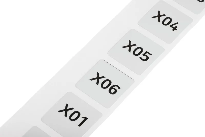 210-854 28x28 mm polyester, kalıcı yapışkanlı, 500 adet/rulo Gümüş