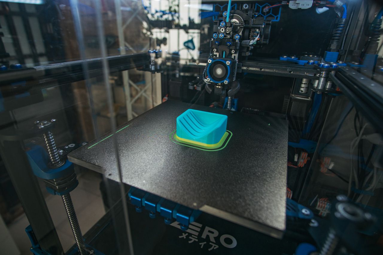 3D yazıcı katmanlı üretim ile parça basıyor