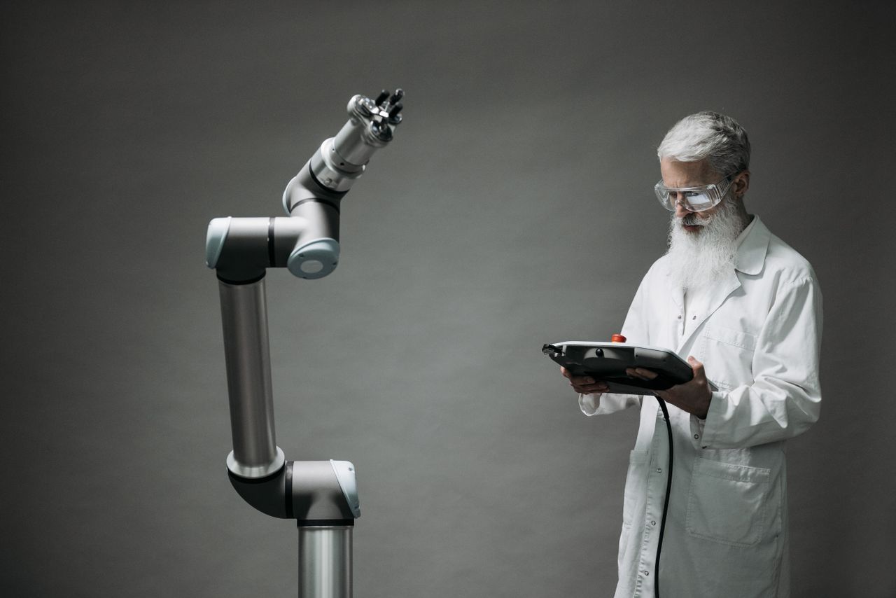 Mühendis, el terminaliyle kolaboratif robot kolunu programlıyor