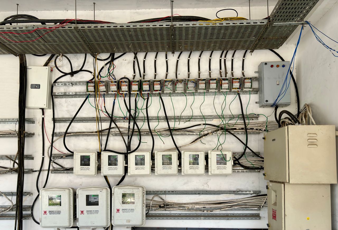 Endüstriyel elektrik panosu içinde kablolama, şalter ve röleler