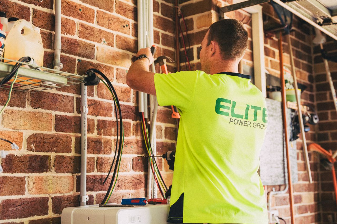 Teknisyen enerji depolama ve inverter sistemini kuruyor