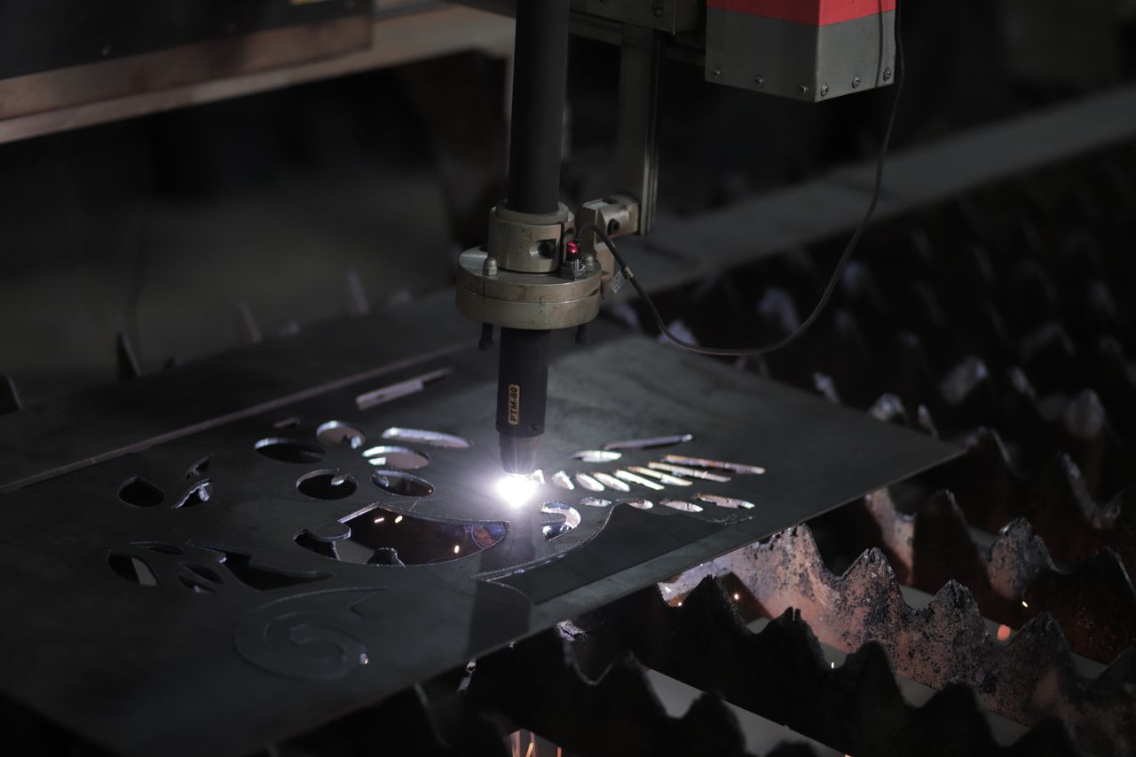 Lazer kesim kafası sac metal üzerinde desen kesiyor