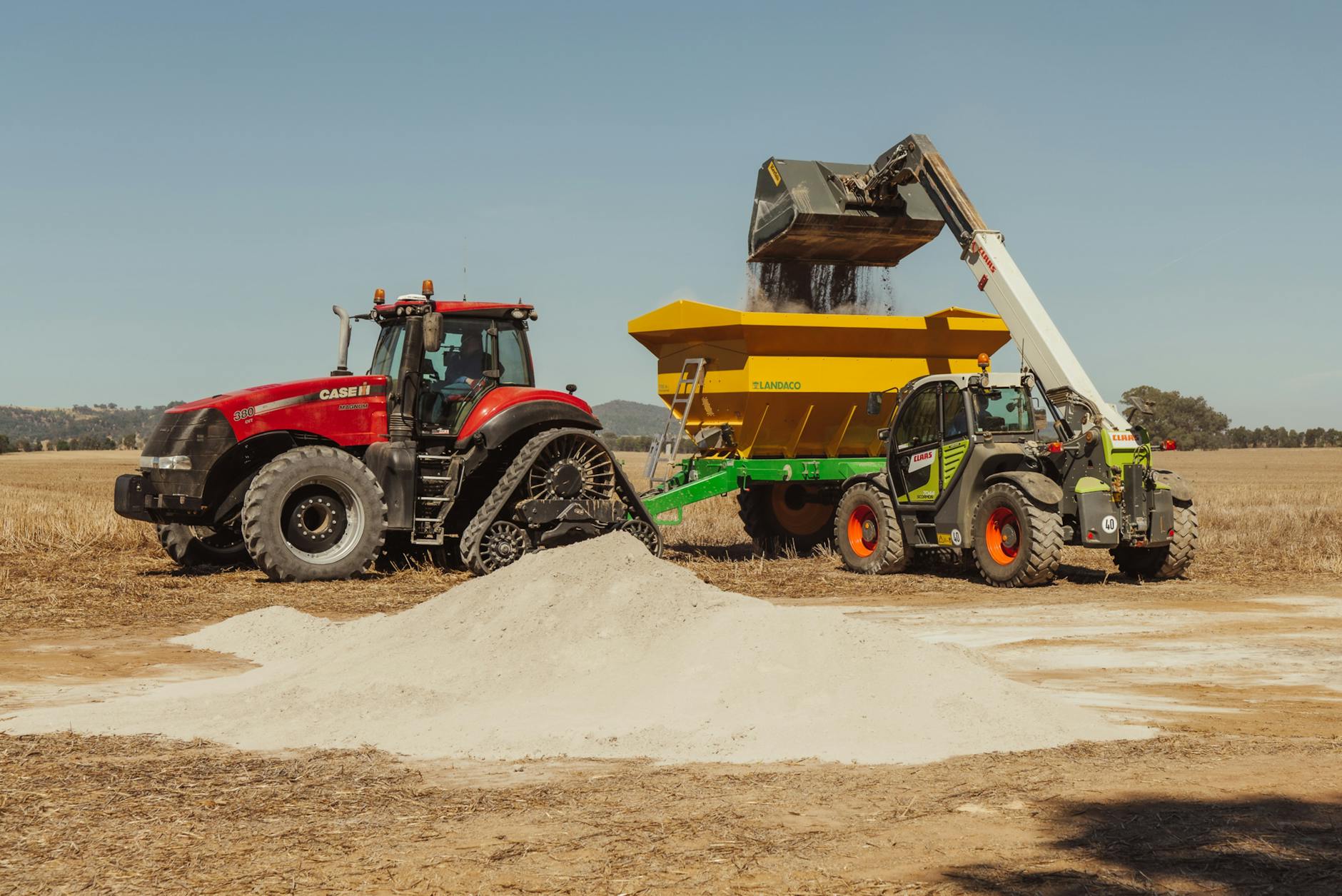 CLAAS teleskopik yükleyici ve traktör tarlada