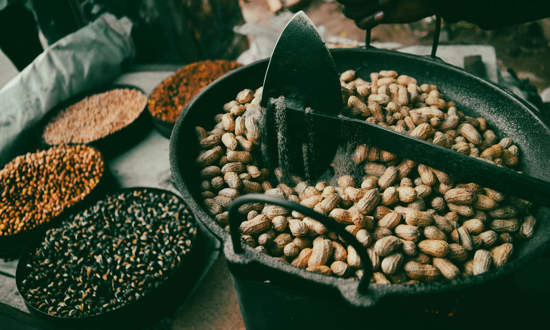 Baharat ve kuruyemiş kavurma operasyonu