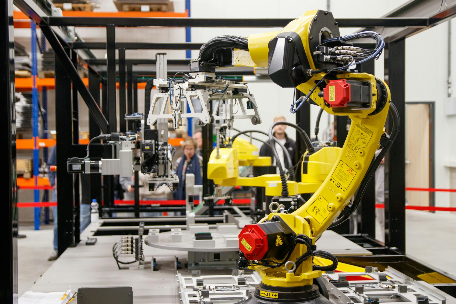 Endüstriyel et işleme robotik istasyonu