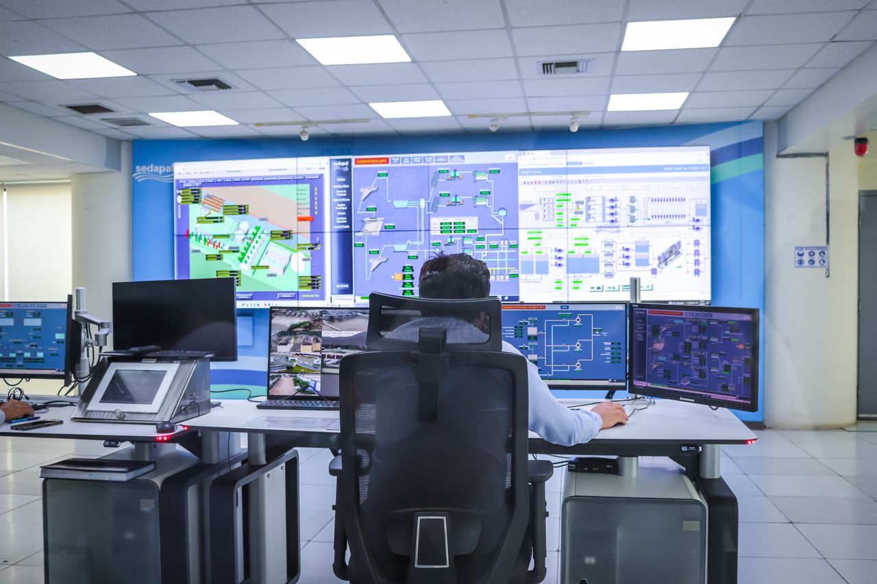 SCADA kontrol odasında operatör tesisi tek ekrandan izliyor