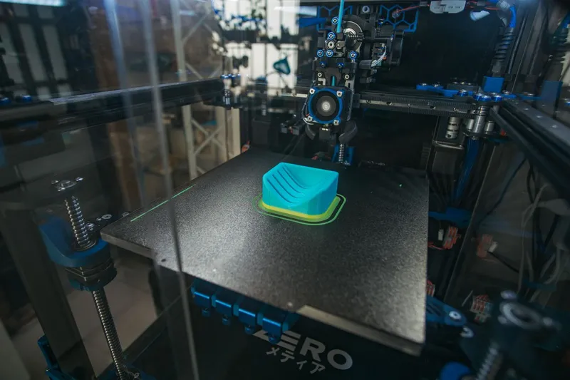 3D yazıcı katmanlı üretim ile parça basıyor
