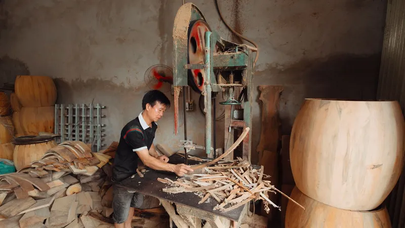 Atölyede ahşap işleme makinesinde çalışan usta