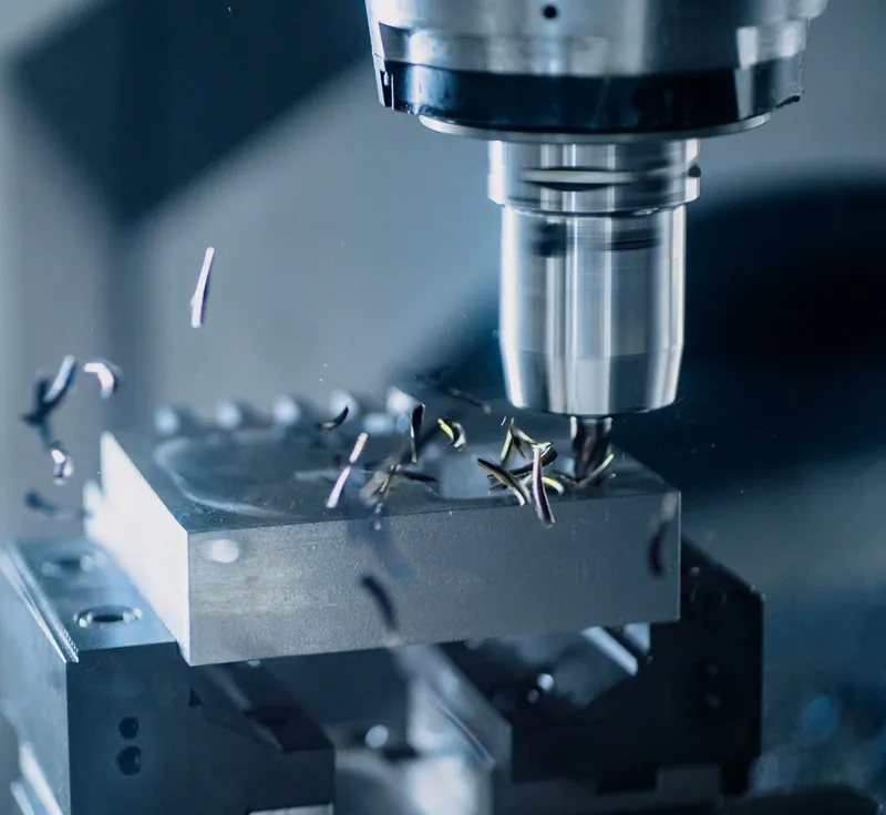 CNC freze tezgahında metal işleniyor