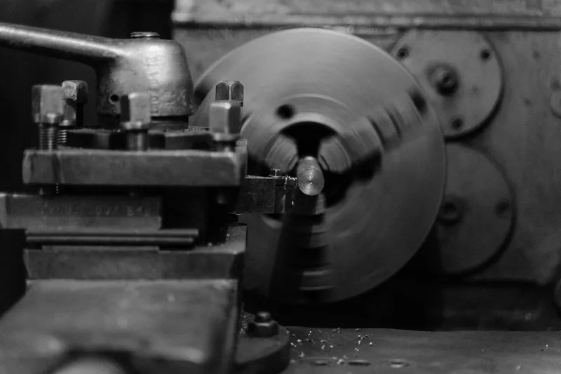 Endüstriyel tornada dönen aynaya bağlı metal parça
