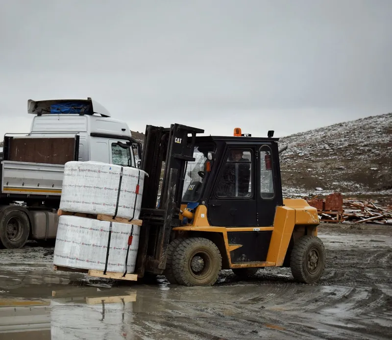 Dizel arazi forklifti açık sahada palet taşıyor