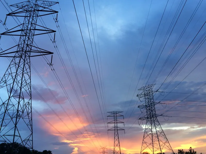 Gün batımında yüksek gerilim elektrik iletim hatları
