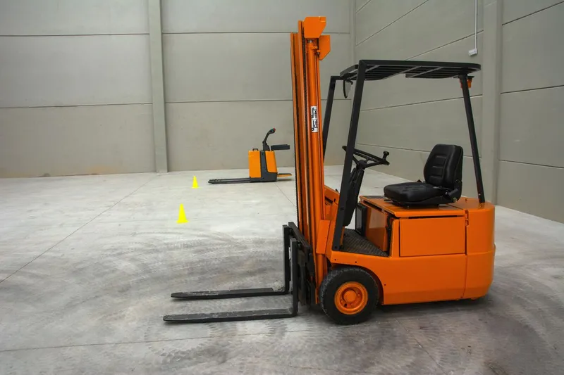 Depoda elektrikli forklift ve transpalet