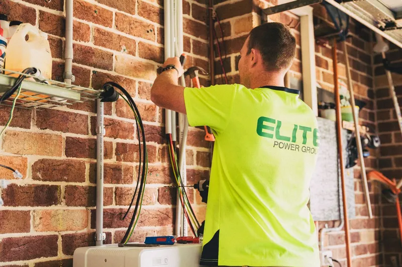 Teknisyen enerji depolama ve inverter sistemini kuruyor