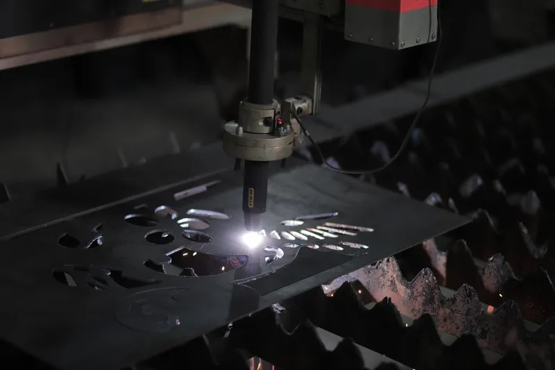 Lazer kesim kafası sac metal üzerinde desen kesiyor