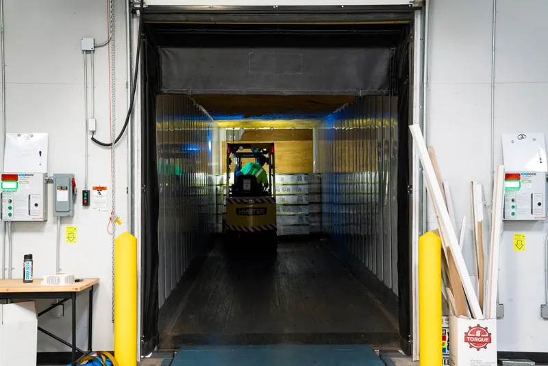 Forklift depoda yük boşaltıyor