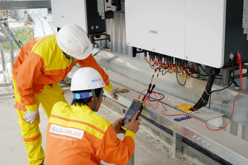 Mühendisler güneş enerjisi sistemini kurup test ediyor