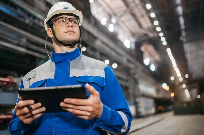 Genç mühendis fabrikada tablet ile üretimi izliyor