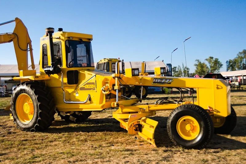 Açık alanda sergilenen motor greyder