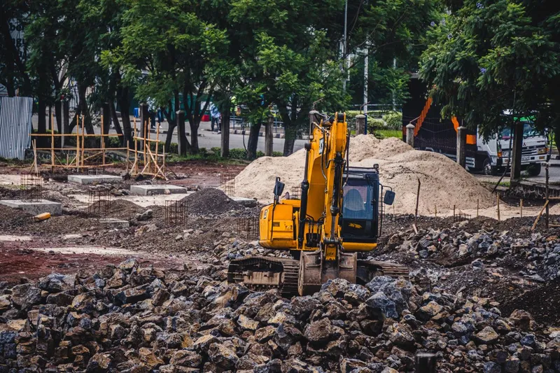 Şehir içi şantiyede çalışan kompakt ekskavatör