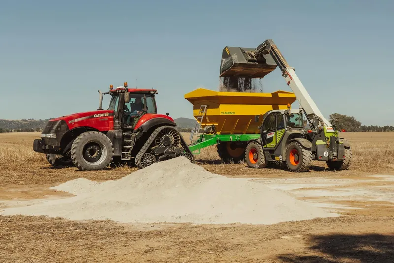 CLAAS teleskopik yükleyici ve traktör tarlada