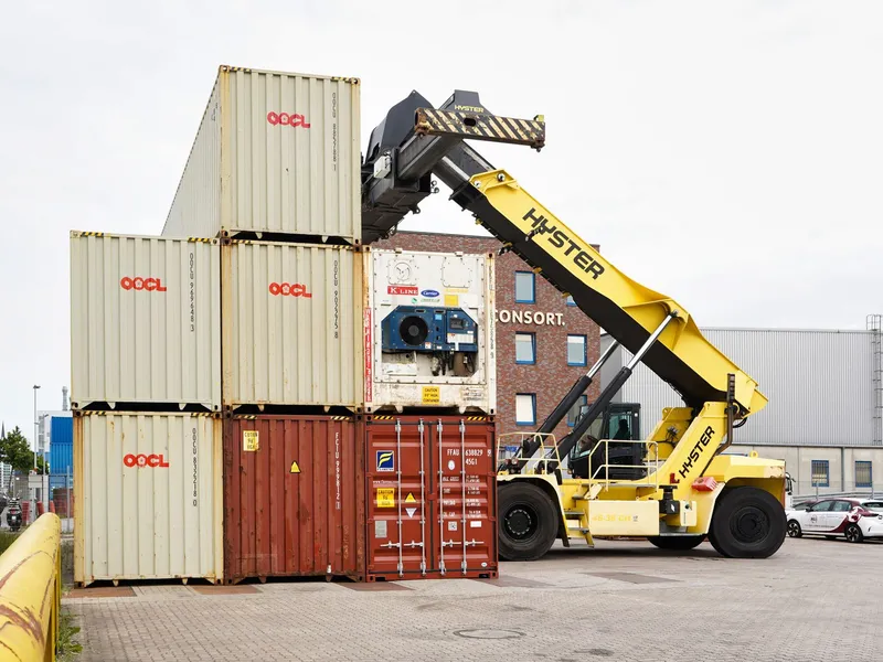 Reach stacker