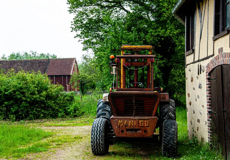 Markası görünen klasik bir Manitou arazi forklifti