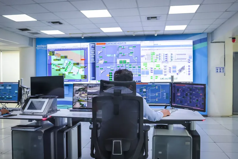 SCADA kontrol odasında operatör tesisi tek ekrandan izliyor