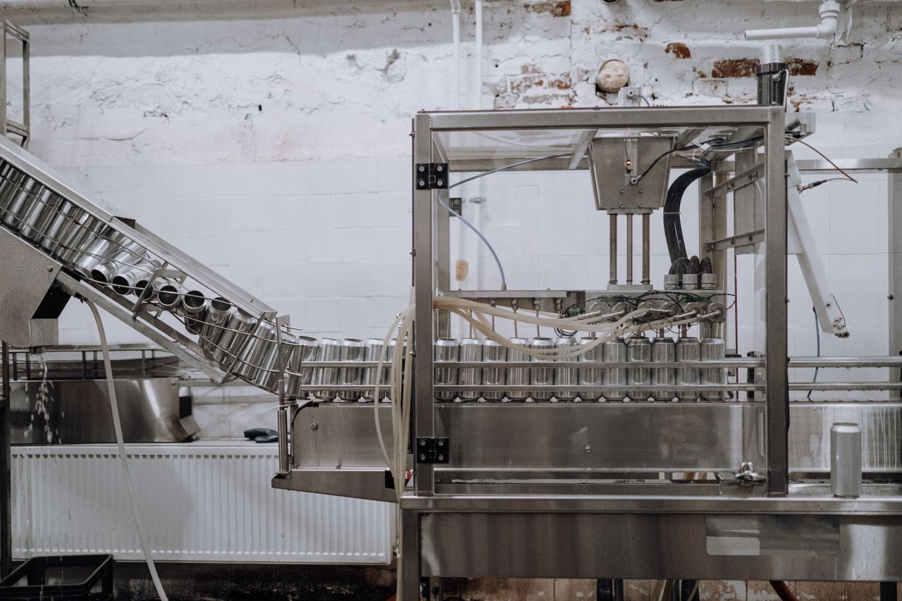 interpack 2026'nın Makine Tarafı: Daralan Fabrika Alanına Sığan Hatlar ve Yapay Zekânın Paketlemeyi Devralışı