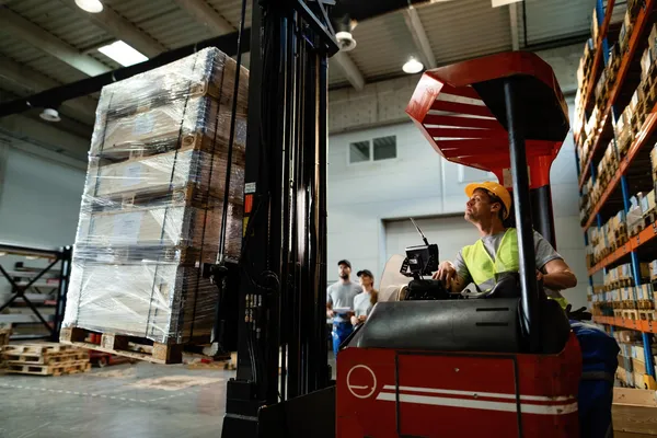 Akülü Forklift ve Dizel Forklift Arasındaki Farklar: Hangisi Sizin İçin Daha Uygun?