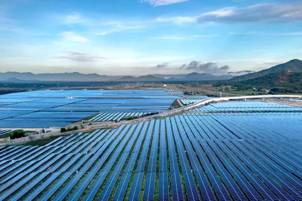 Depolamalı GES Dalgası: 1 Mayıs 2026 Yönetmeliği, 34 GW Kapasite Tahsisi ve Türkiye'nin Enerji Depolama Çağı