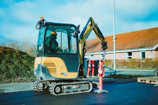 Mini Ekskavatör Pazarında Yeni Dönem: Traktör Markalarının Çıkışı ve 2026'da Kompakt Segmentin Büyüme Hikâyesi