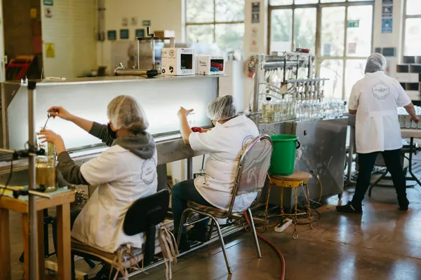 Krones Ingeniq Drinktec 2025'te Açıklandı: PET Su Dolum Hattının %70 Daha Küçük Ayak İzi ve Sektörün İlk Tam Otomasyonu