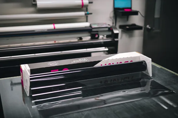 Geniş Format Baskı: Mimaki JV330, Roland TrueVIS, Epson SureColor S ve HP Latex ile Tabela ve Tekstil Üretimi